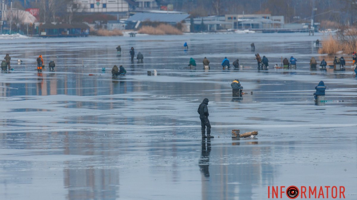 Отряд самоубийц: в Днепре рыбаки, рискуя собственными жизнями, выходят на лед в +5°
