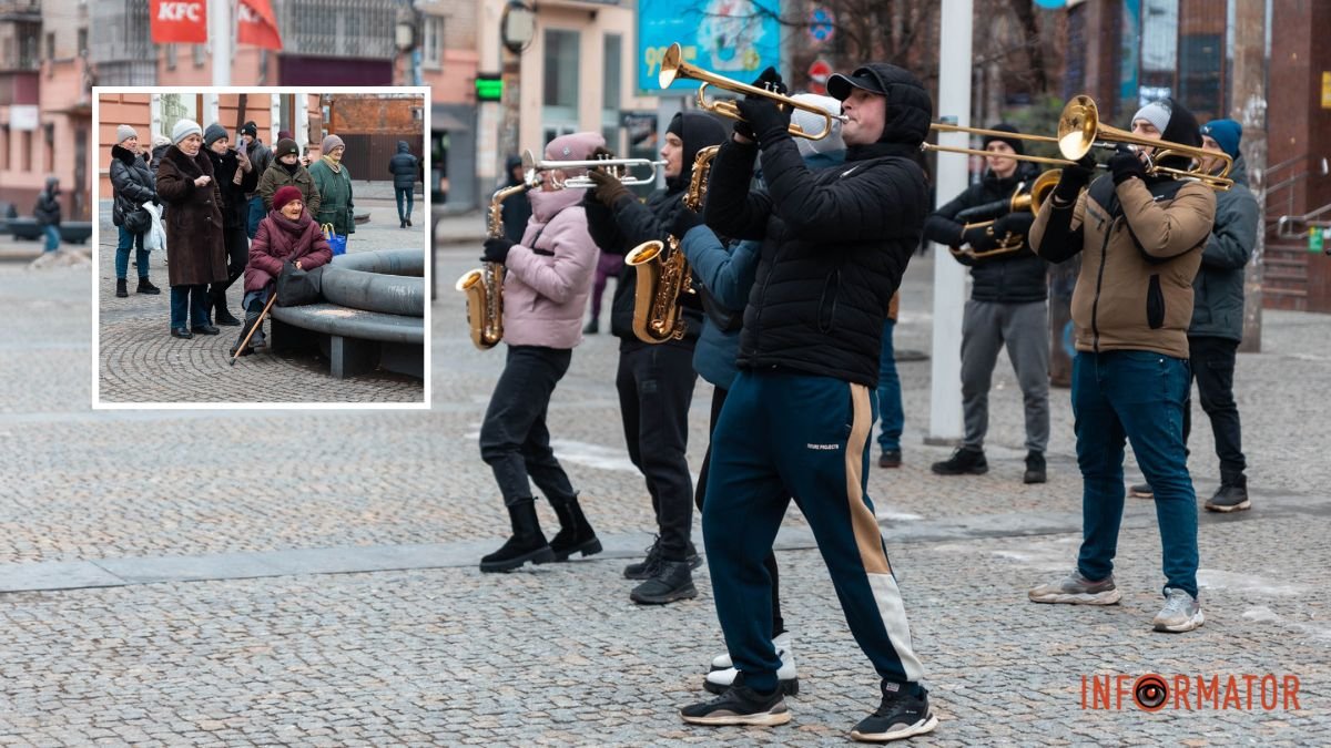 Концерт просто неба: у центрі Дніпра вуличні музиканти заспівали патріотичні пісні