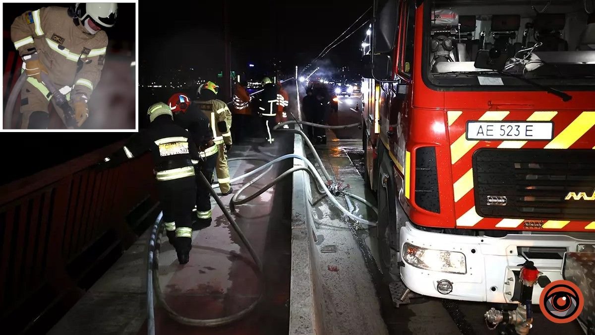 В Днепре горел Центральный мост: видео от спасателей