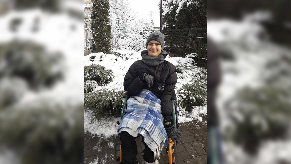 “Мріє ходити та тримати ложку”: особливий хлопець із Дніпра потребує допомоги після складної операції