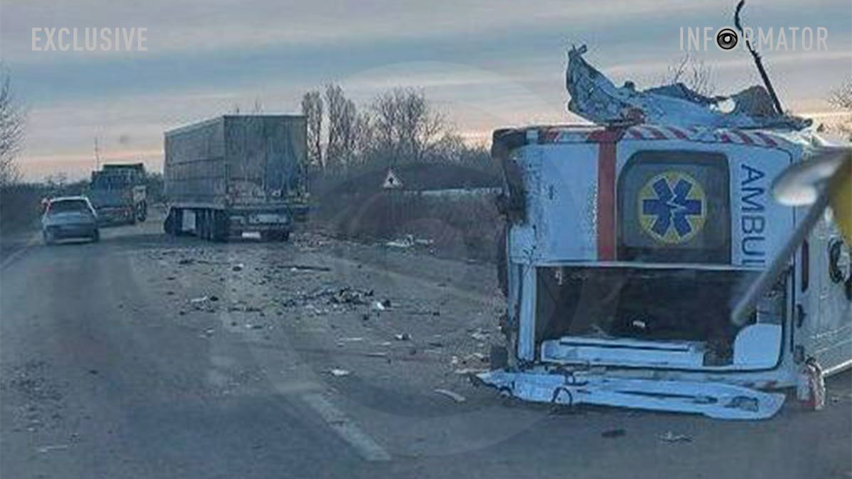 Смертельна ДТП у Дніпропетровській області: зіткнулись “швидка” та вантажівка