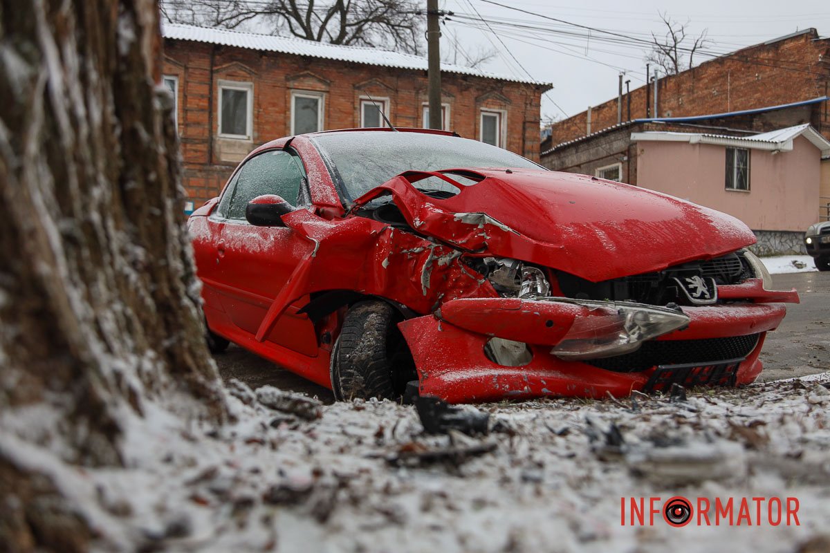 В Днепре на Короленко Peugeot врезался в дерево: пострадал водитель