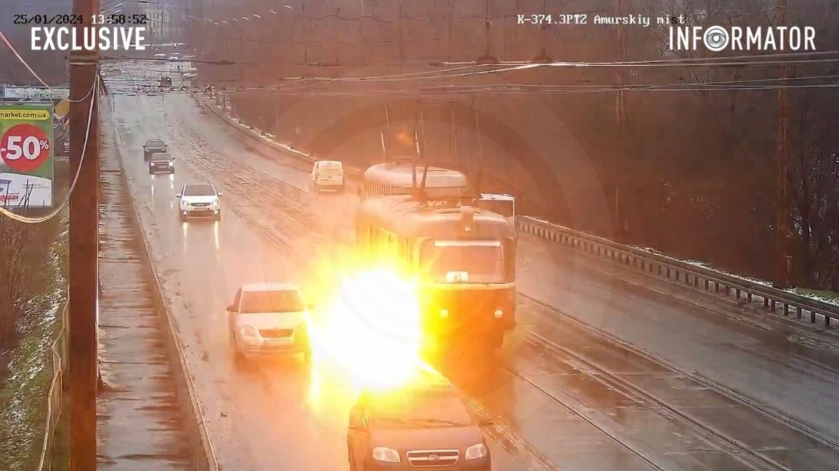 Видео момента: в Днепре на заезде на Амурский мост загорелся и начал скатываться на склоне трамвай №6 с пассажирами
