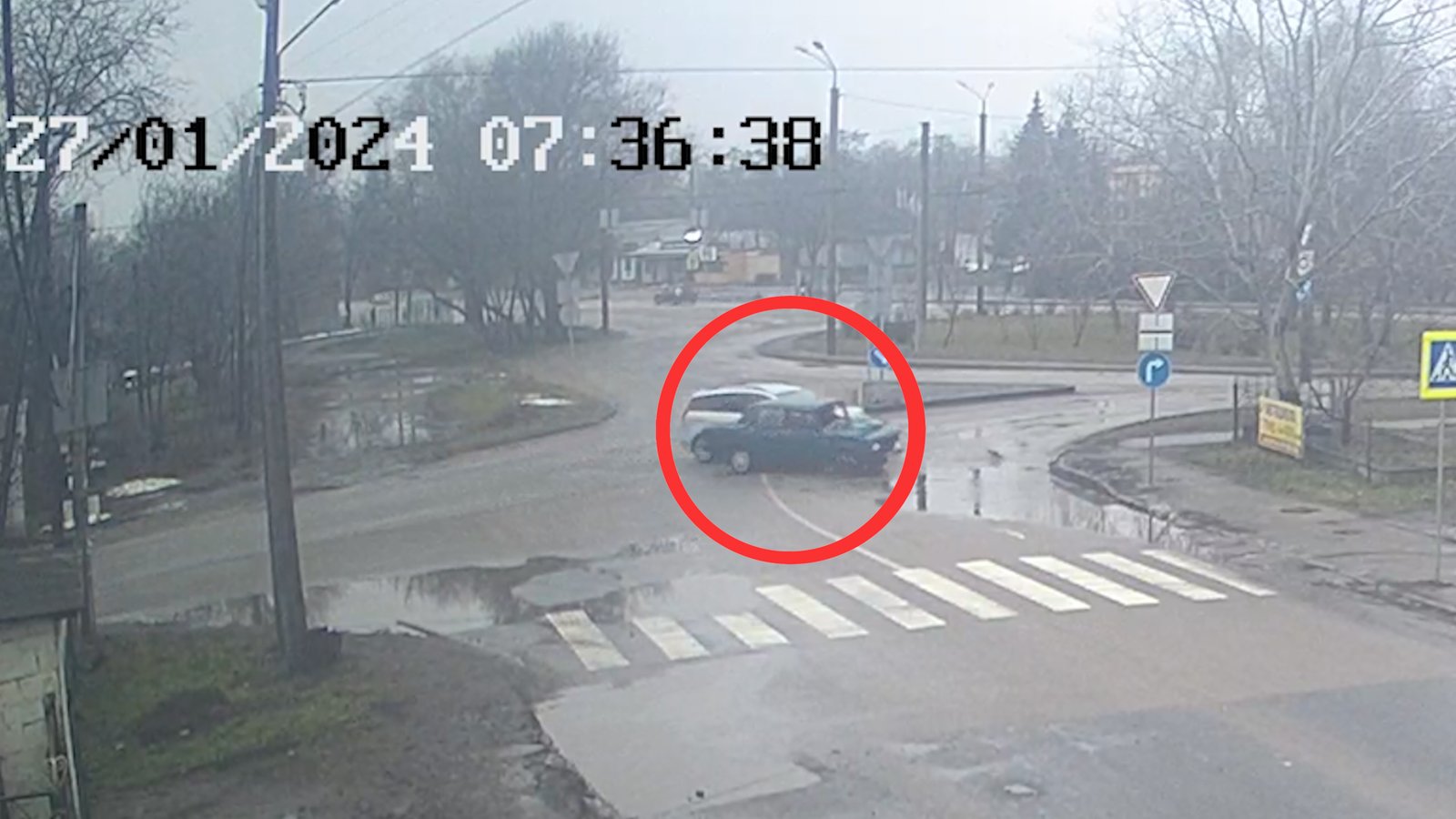 Не уступив дорогу: у Дніпрі на Янтарній Mazda зіткнулась з ВАЗ, відео моменту