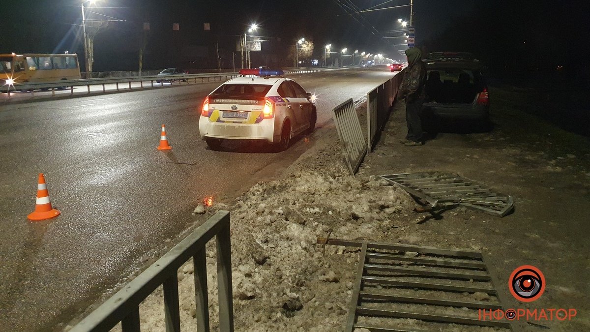 В Днепре на Запорожском шоссе Subaru на скорости снес забор и вылетел на тротуар