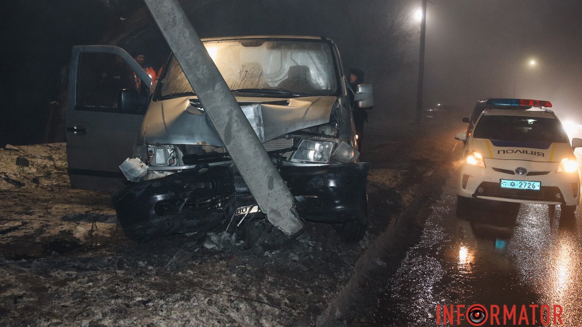 В Днепре на Криворожской Mercedes-Benz влетел в бетонный столб: полиция разыскивает водителя