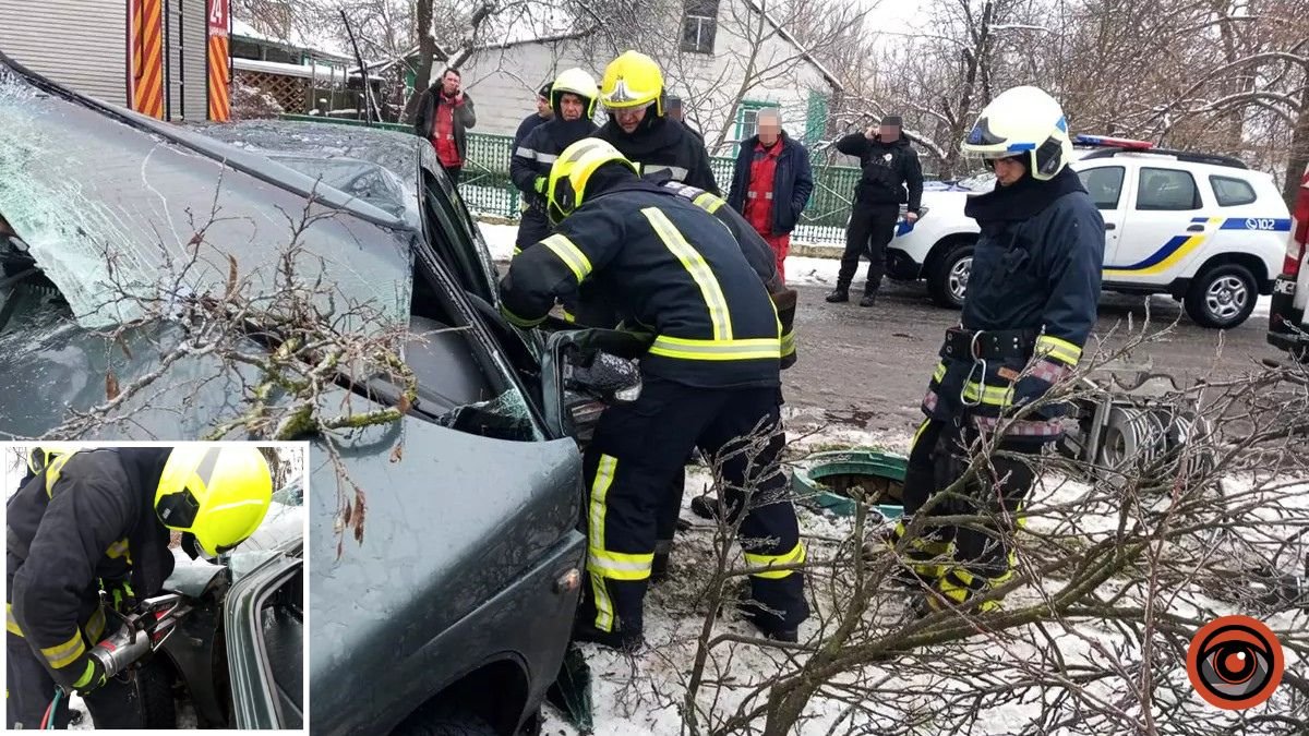В Днепровском районе ВАЗ влетел в дерево: есть погибший и пострадавший