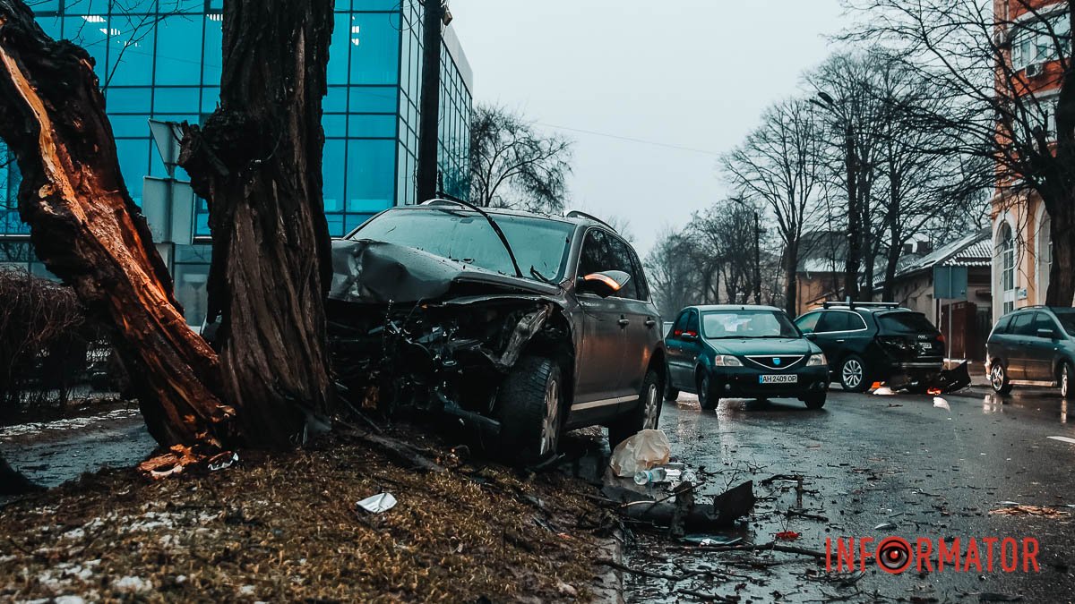 В Днепре на Сечевых Стрельцов Volkswagen столкнулся с Audi и влетел в дерево: есть пострадавшие