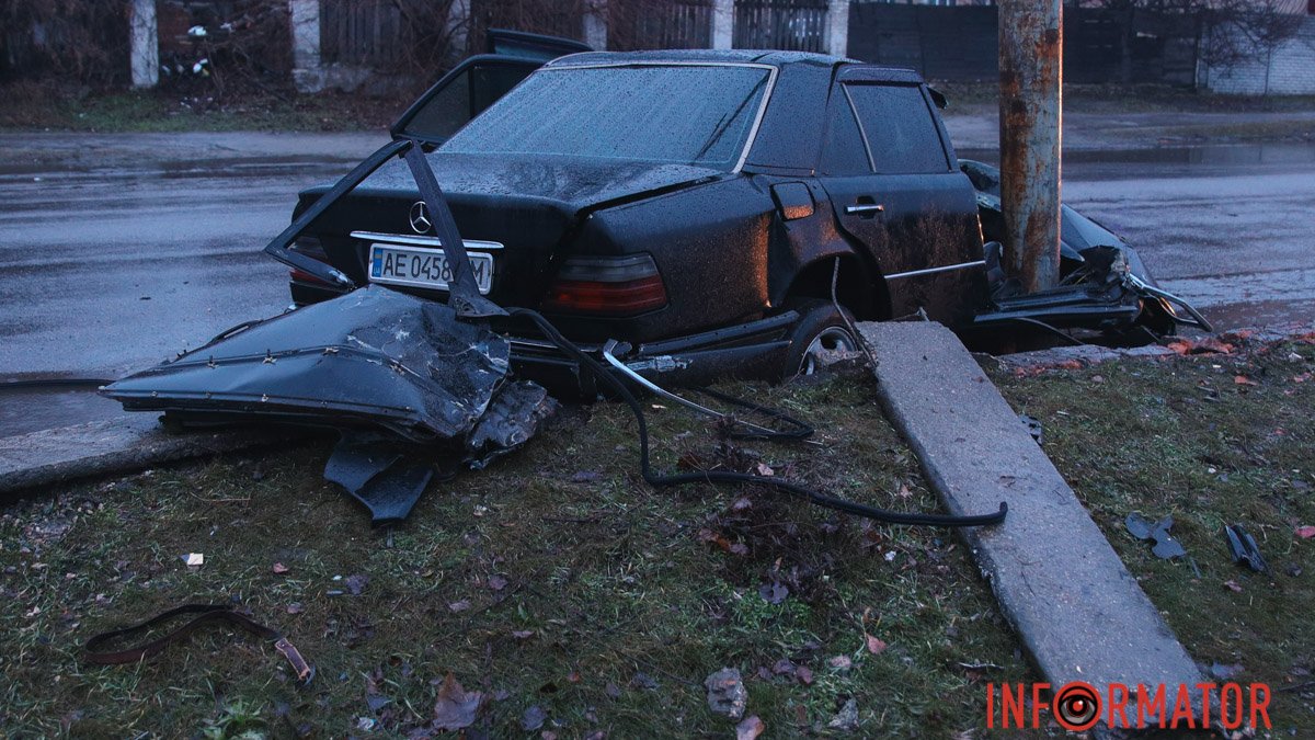 В Днепре на улице Зимних Походов Mercedes влетел в столб: есть пострадавшие