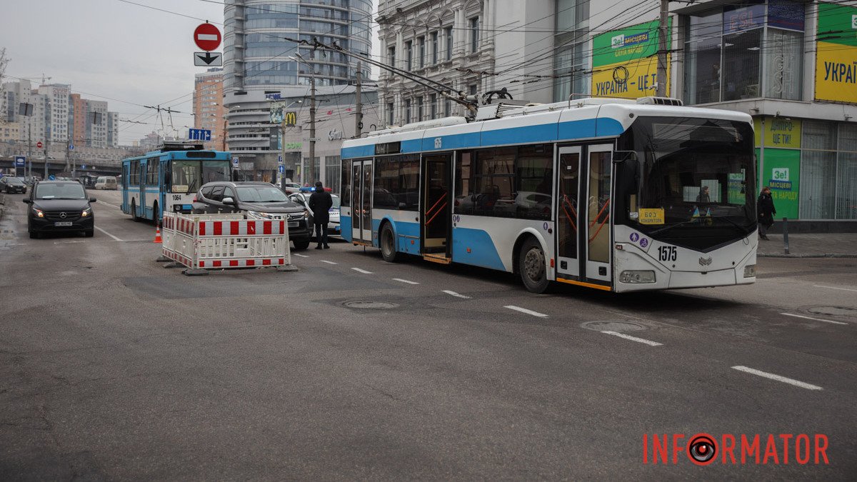 У Дніпрі на Князя Володимира Великого зіткнулись Mitsubishi та тролейбус: зміни у русі електротранспорту