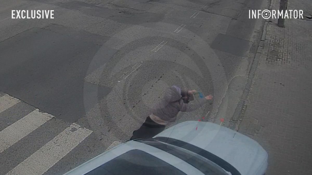 Пошла на "красный" и попала под колеса: в Днепре на Леси Украинки Audi на "зебре" сбил женщину