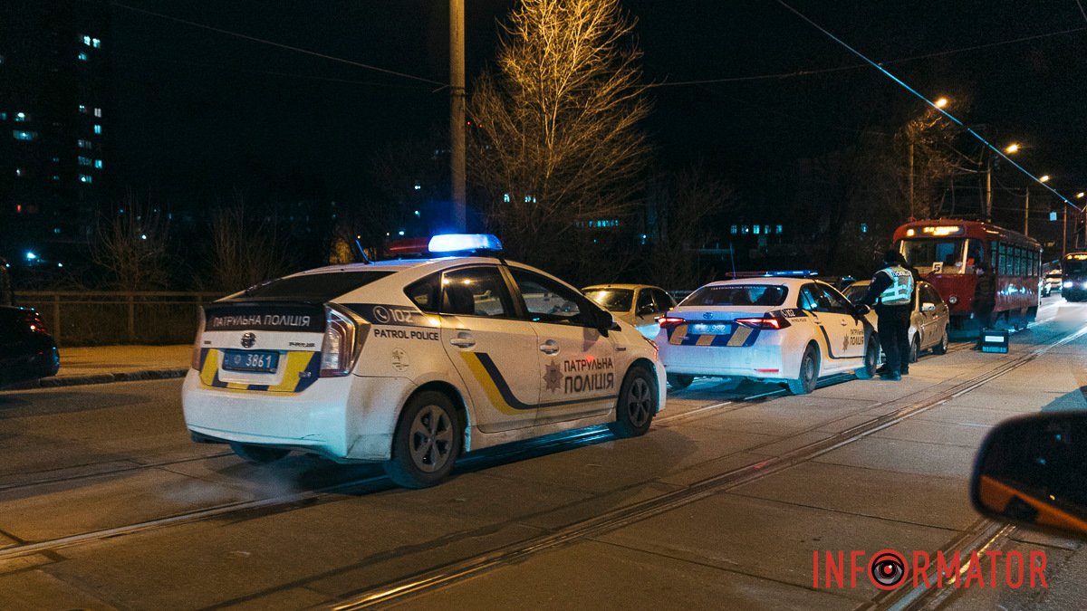 Багато поліції, затор з трамваїв та авто: що відбувається на Святослава Хороброго у Дніпрі