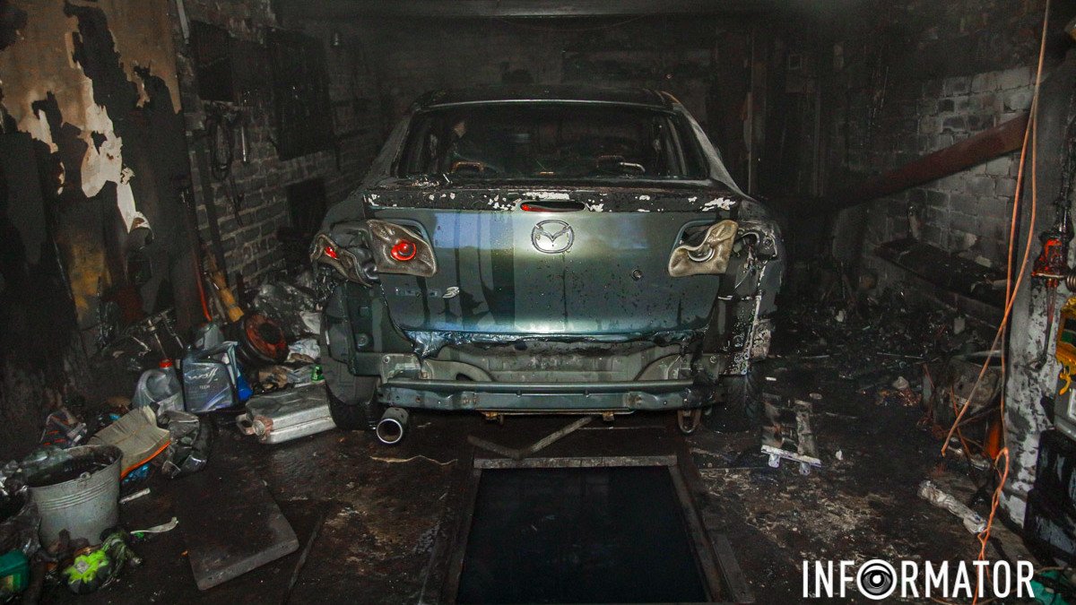 В Днепре на Старочумацкой горел гараж: сгорела Mazda