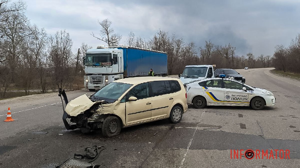 На виїзді з Дніпра на Полтавському шосе зіткнулися Chevrolet та Toyota: є постраждалі
