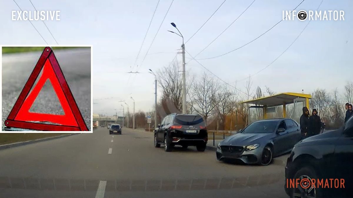В Днепре на Сичеславской Набережной Mercedes влетел в остановку общественного транспорта
