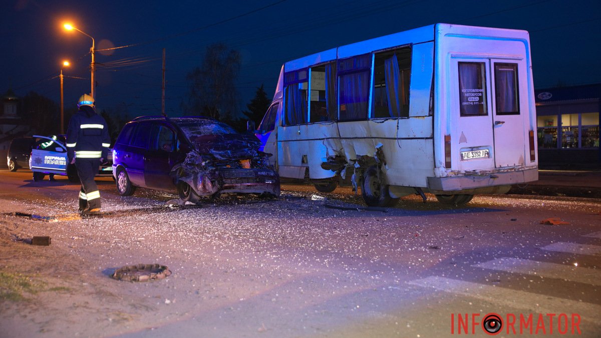 В Днепре на улице Зимних Походов столкнулись Opel и автобус №5: есть пострадавшие
