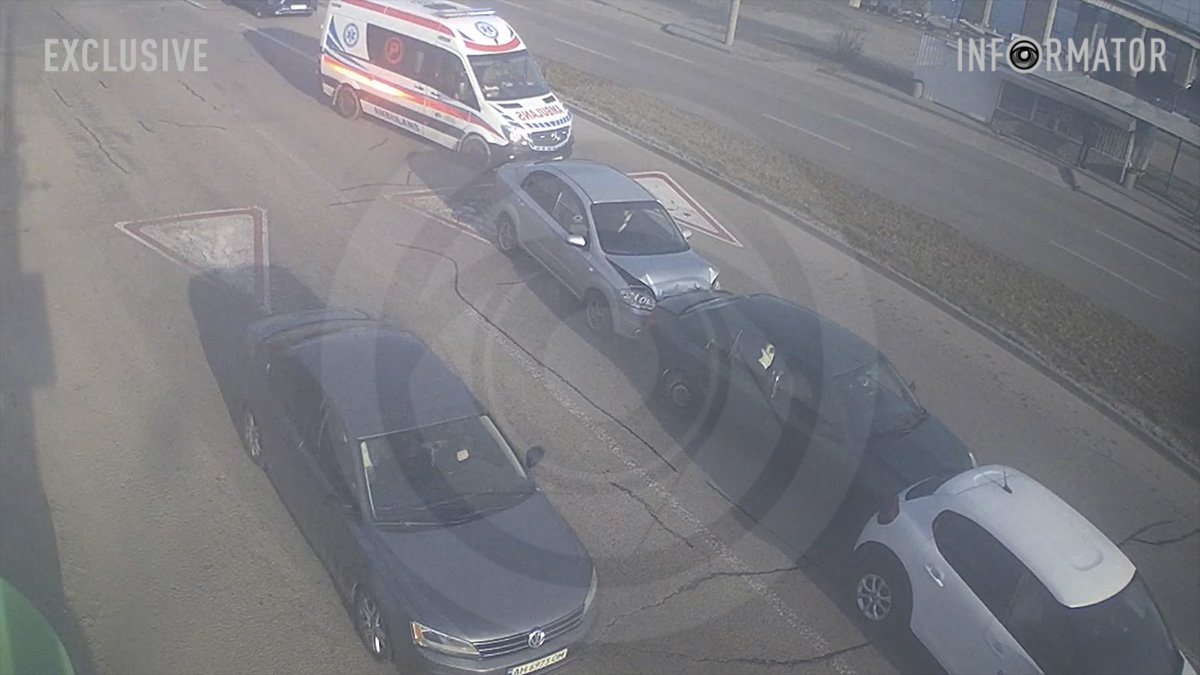 Відео моменту: на Набережній Заводській у Дніпрі сталася потрійна ДТП, в автівки ледь не врізалася «швидка»