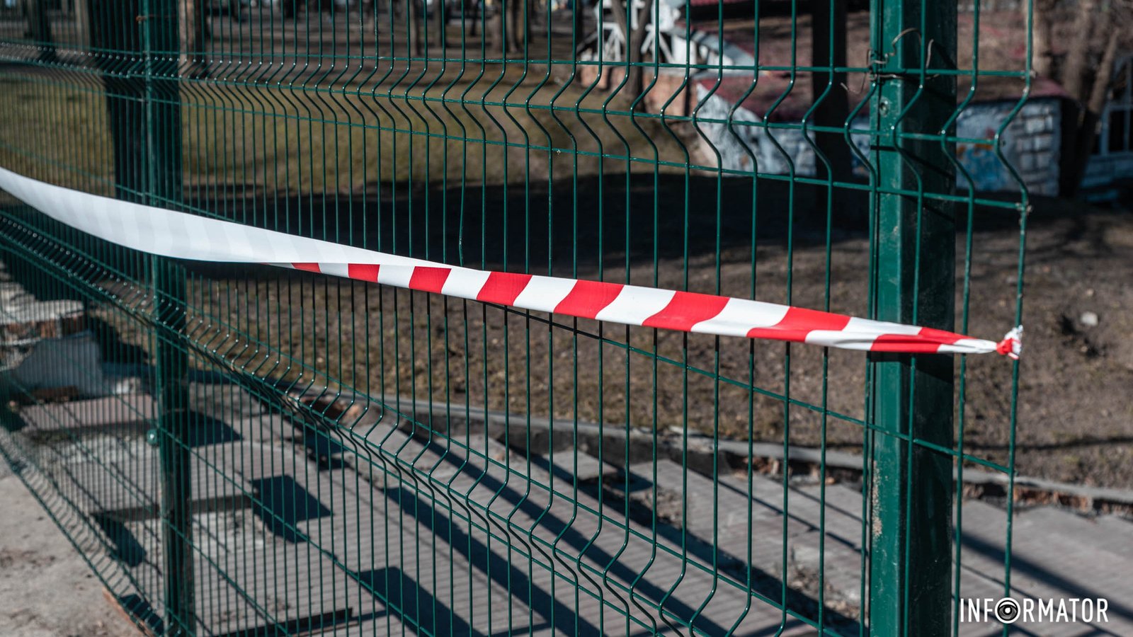 Встановили паркан зі стрічками: у Дніпрі тимчасово перекрили сходи у парку Шевченка у напрямку Монастирського острова