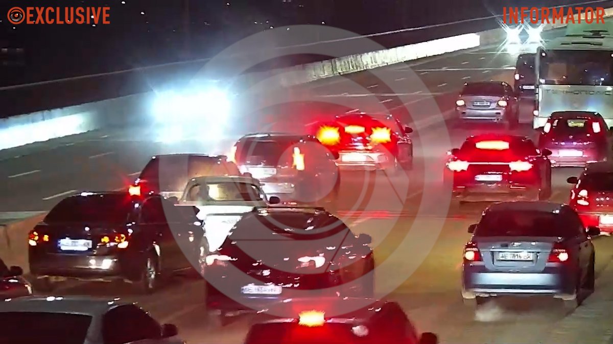 В Днепре на Центральном мосту столкнулись 5 автомобилей: образовалась огромная пробка