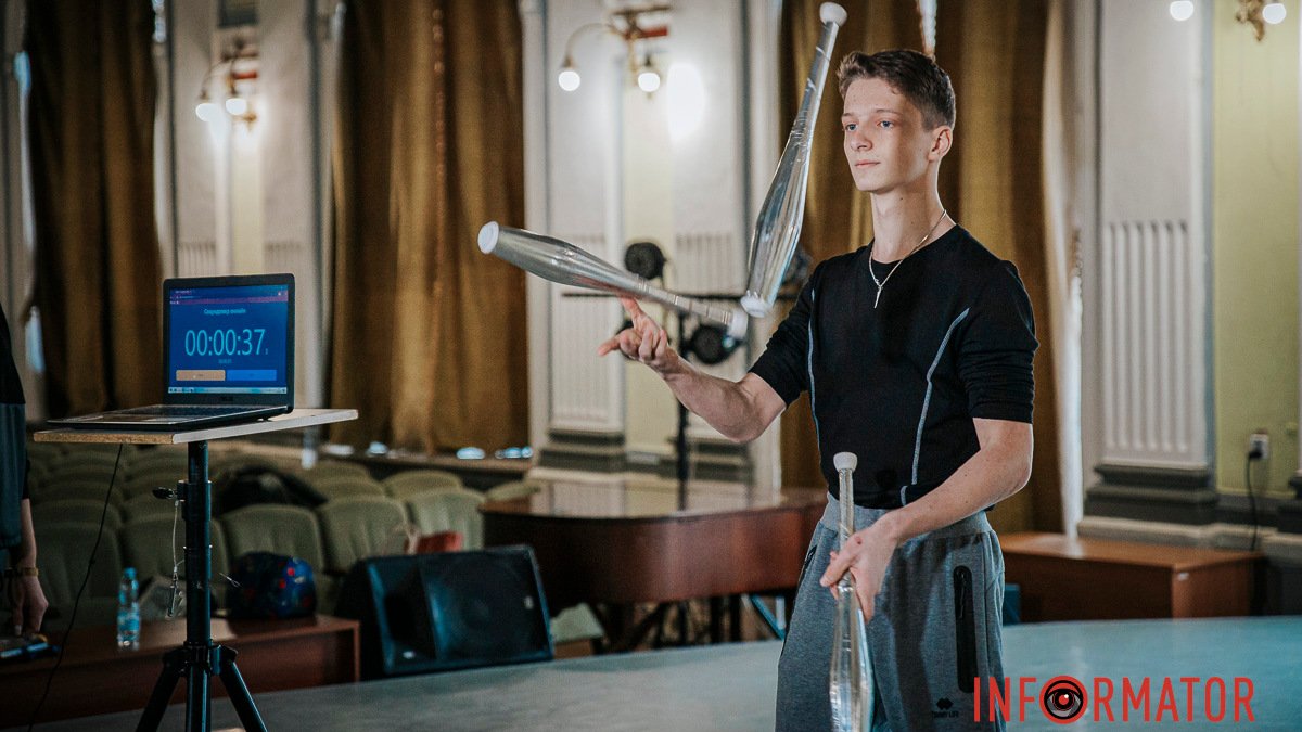 В Днепре 16-летний жонглер установил уникальный рекорд Украины