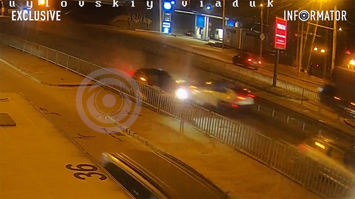 Видео момента аварии: на Слобожанском проспекте в Днепре возле McDonald's Mercedes столкнулся с Toyota и снес забор