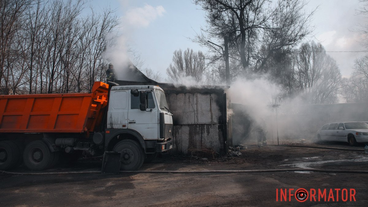 В Днепре на Новоорловской на территории СТО загорелся склад с запчастями