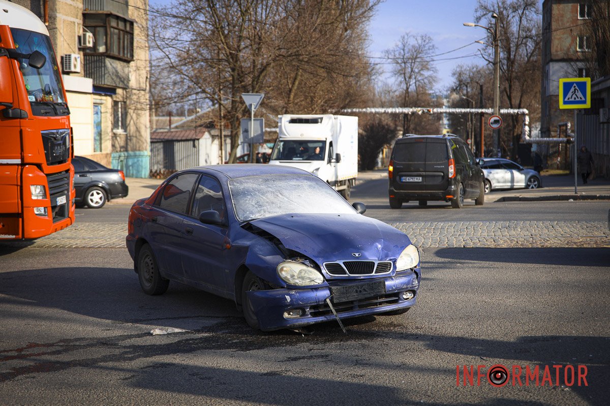 В Днепре на Богдана Хмельницкого Dacia столкнулась с Daewoo и перевернулась  на крышу. Читайте на UKR.NET