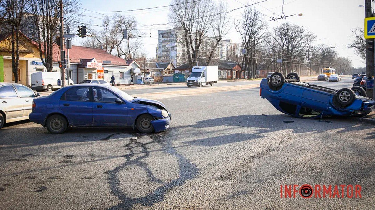 У Дніпрі на Богдана Хмельницького Dacia зіткнулась з Daewoo та перекинулась на дах: потрібна допомога свідків