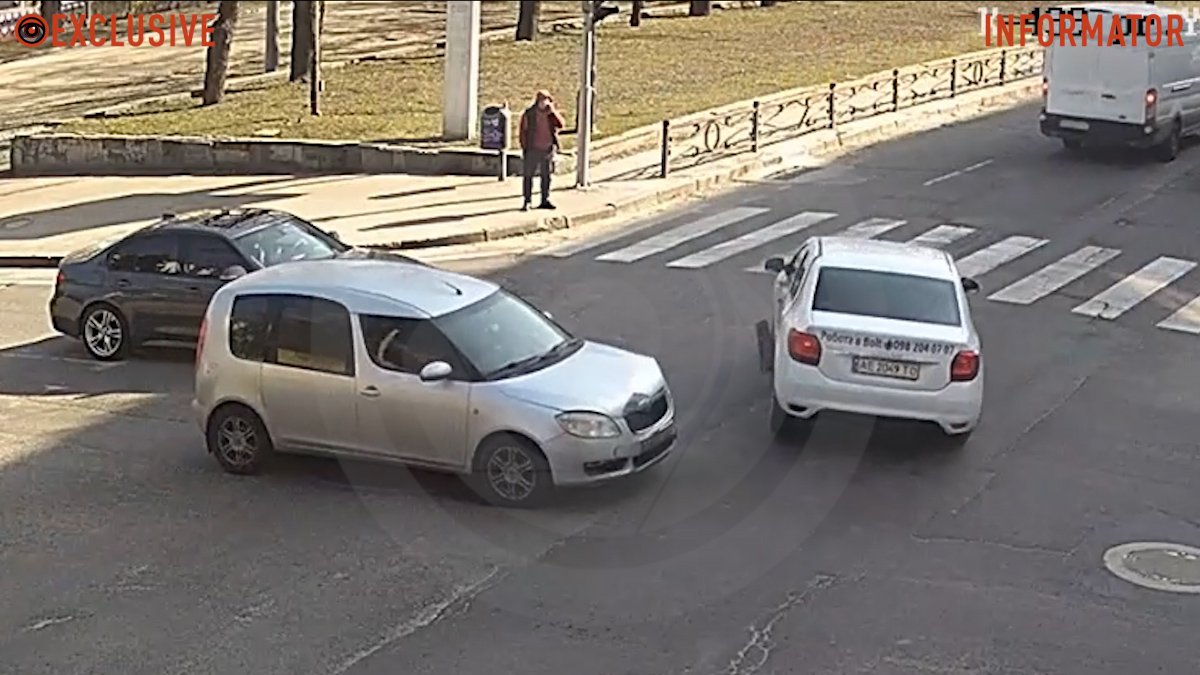 В Днепре на Яворницкого Renault службы такси Bolt проехал на «красный» и спровоцировал ДТП из Skoda: видео момента