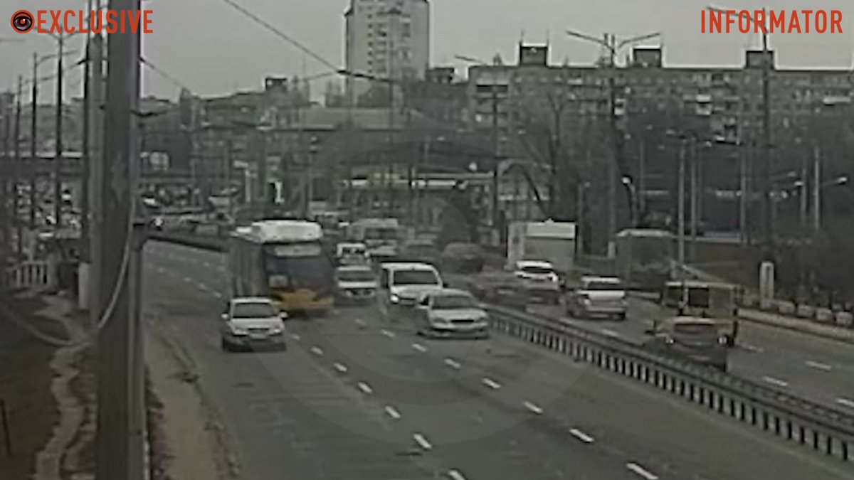 В Днепре на заезде на Центральный мост сломался Mercedes, в него влетел Volkswagen: видео момента ДТП