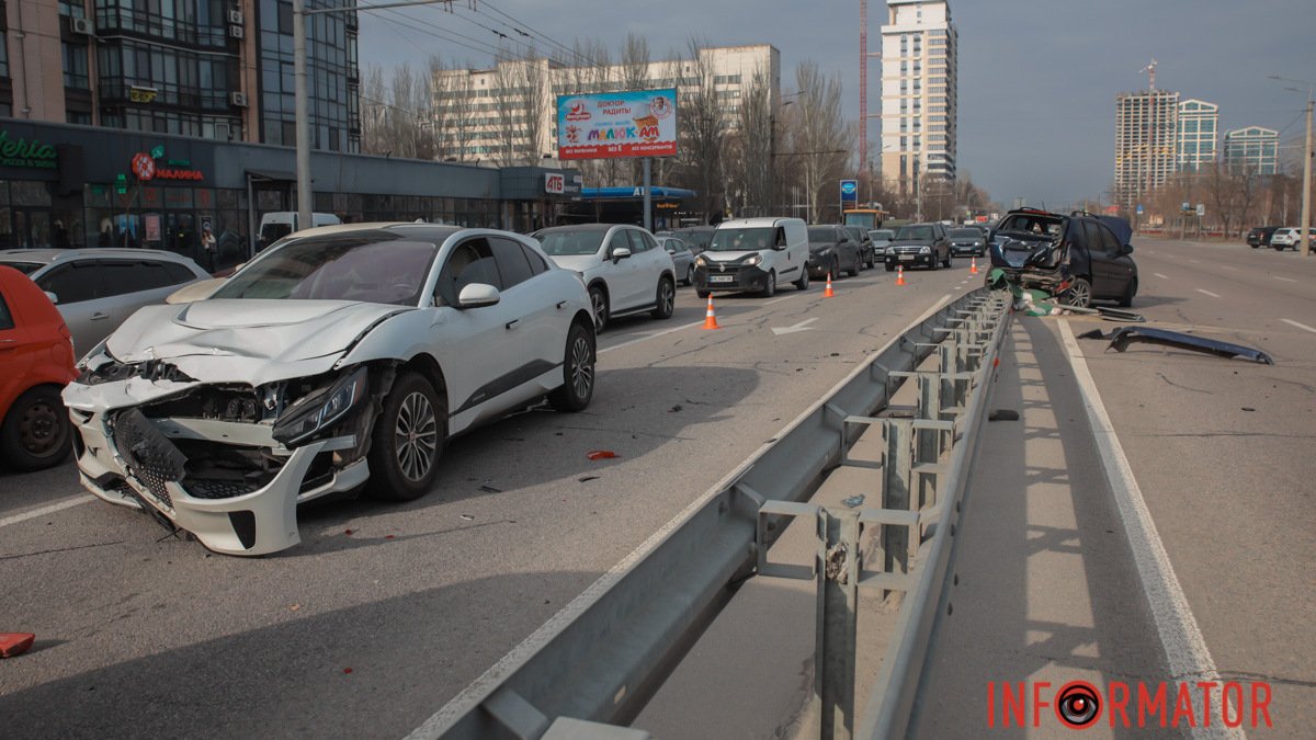 В Днепре на Набережной Победы Jaguar врезался в Hyundai, тот залетел на отбойник: пострадал мужчина, образовалась большая пробка