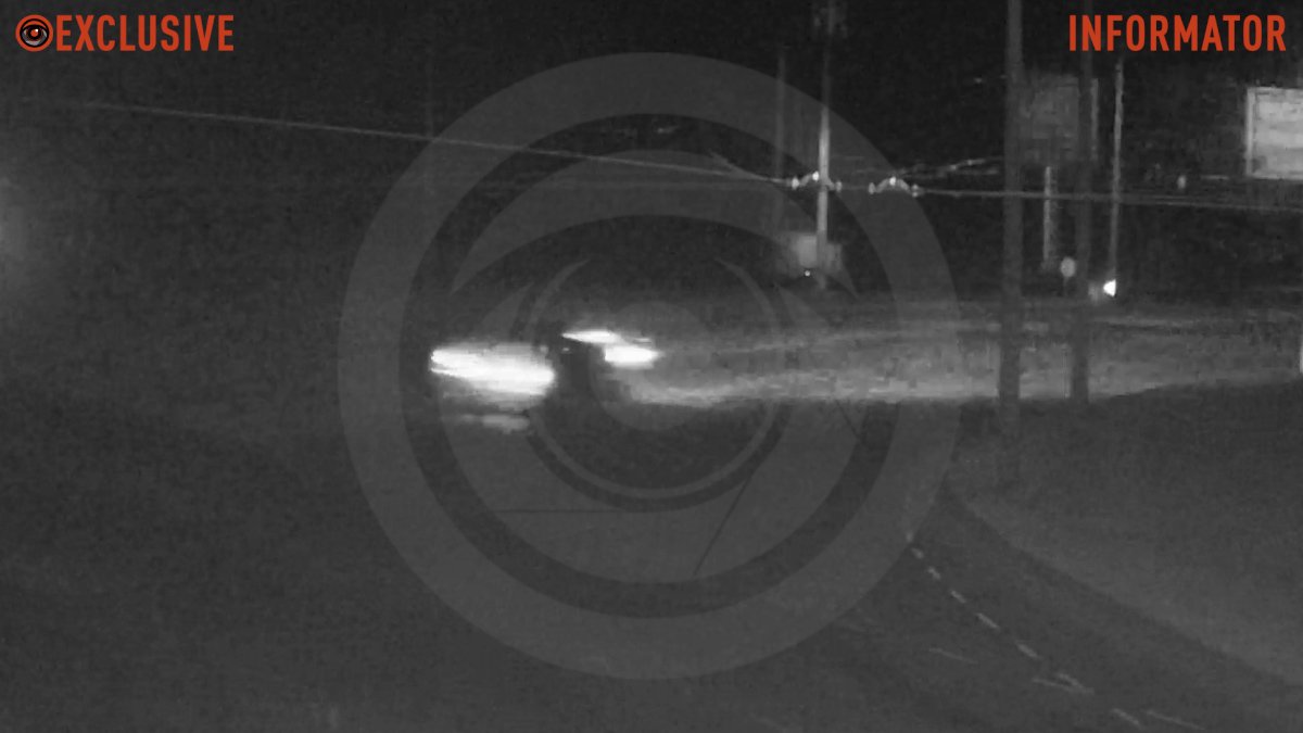 В Днепре на кольце на Набережной Победы в комендантский час перевернулся BMW, водитель впал в кому: видео момента