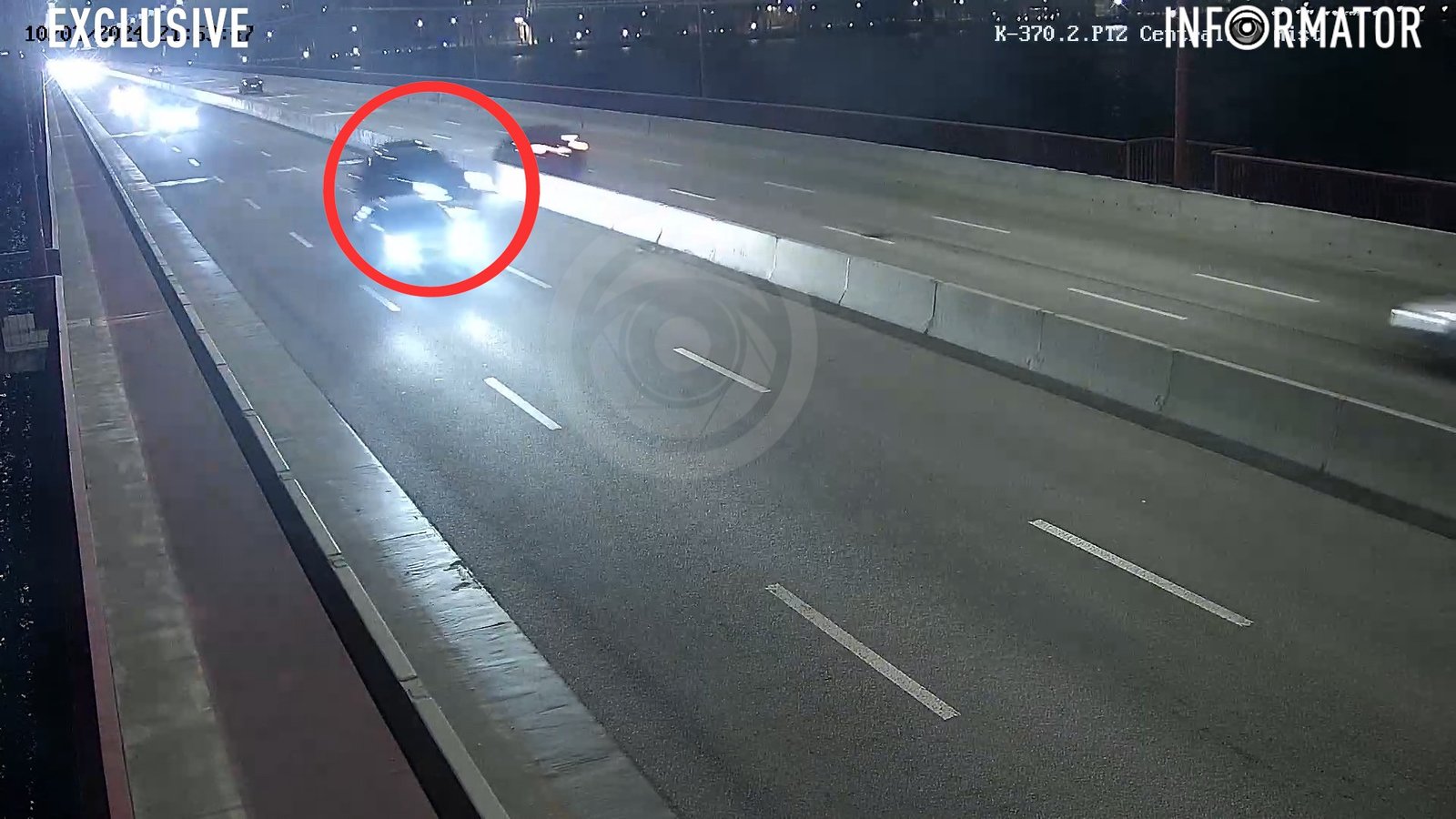 Видео момента: в Днепре на Новом мосту Porsche влетел в отбойник, есть пострадавшая