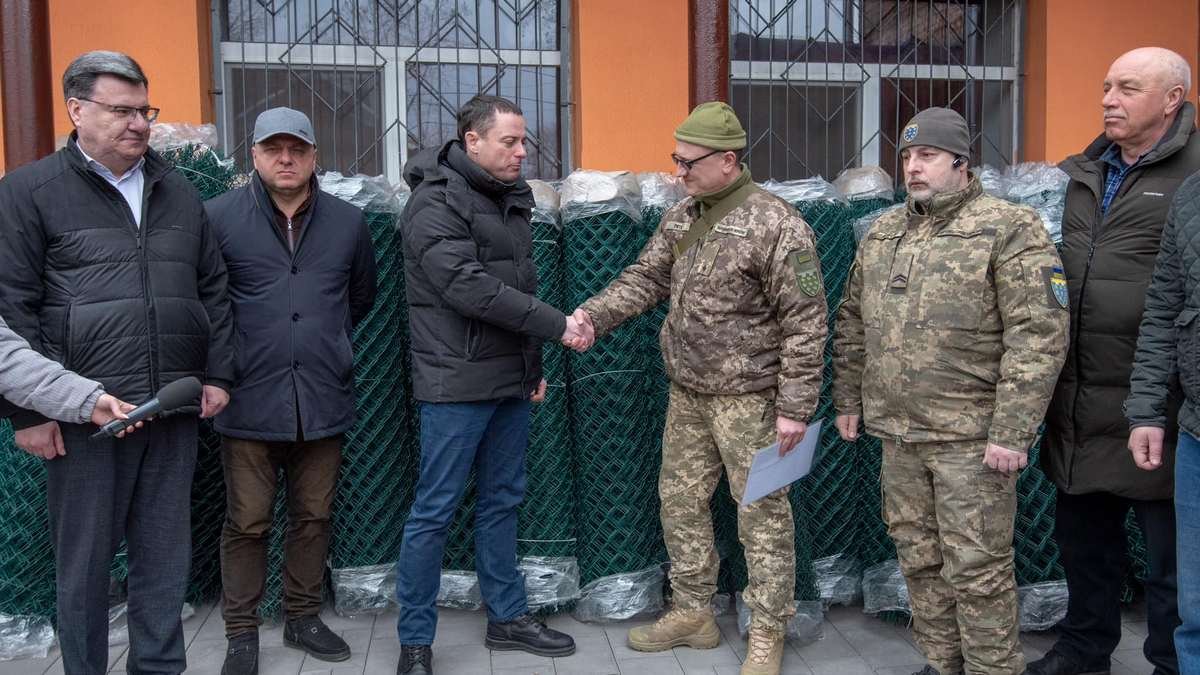Мер Каменского передал необходимое волонтерам и батальону ТрО