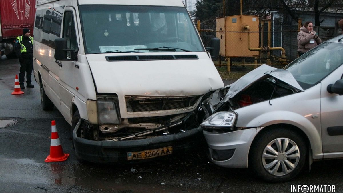 В Днепре на Отечественной Renault столкнулся с маршруткой №4 с пассажирами: есть пострадавшие