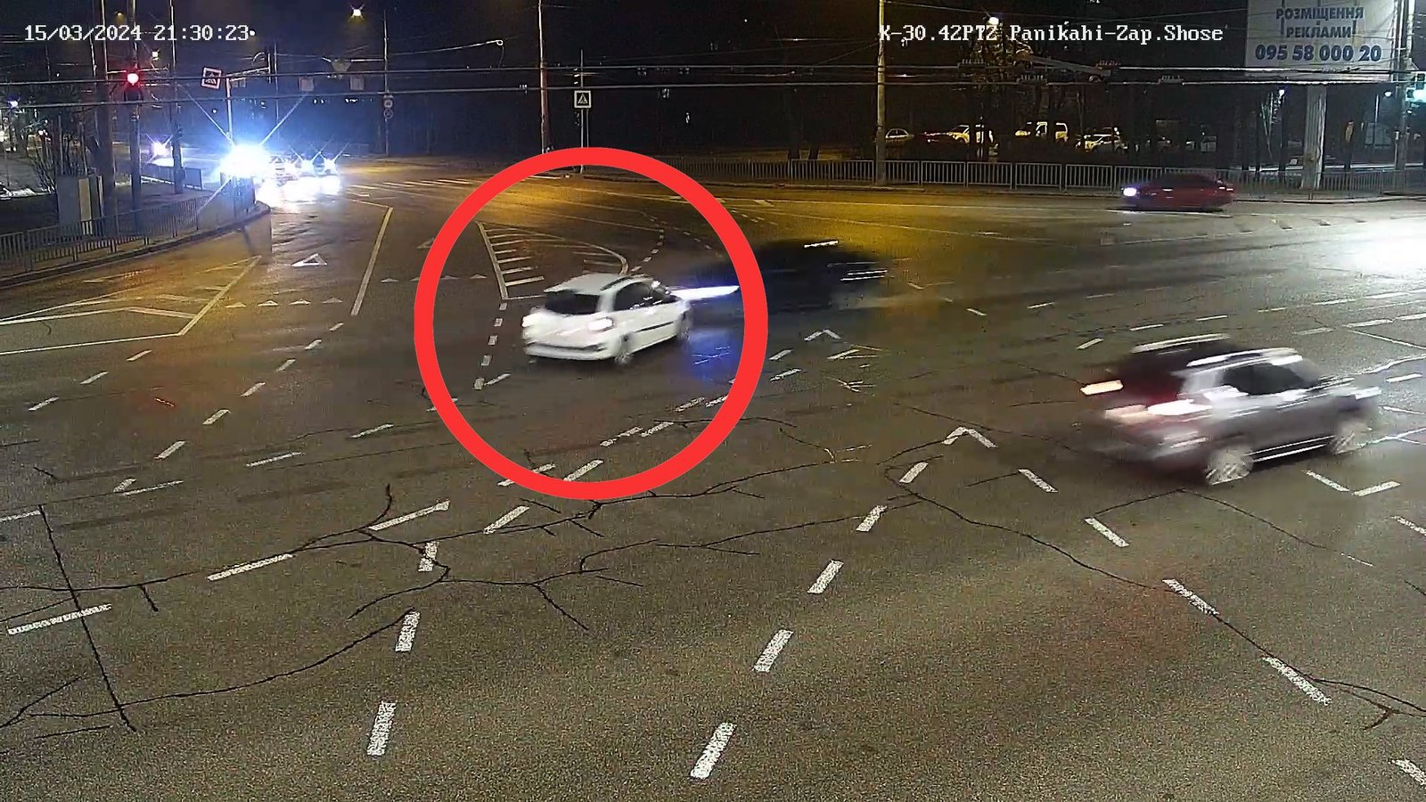 В Днепре на Запорожском шоссе возле "Эпицентра" при выполнении маневра Renault столкнулся с BMW: видео момента происшествия