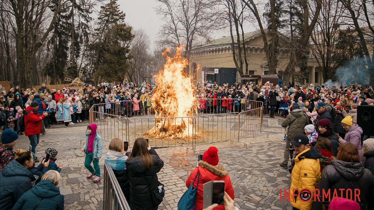 В Днепре в парке Шевченко отпраздновали Масленицу и проводили зиму: как проходило мероприятие