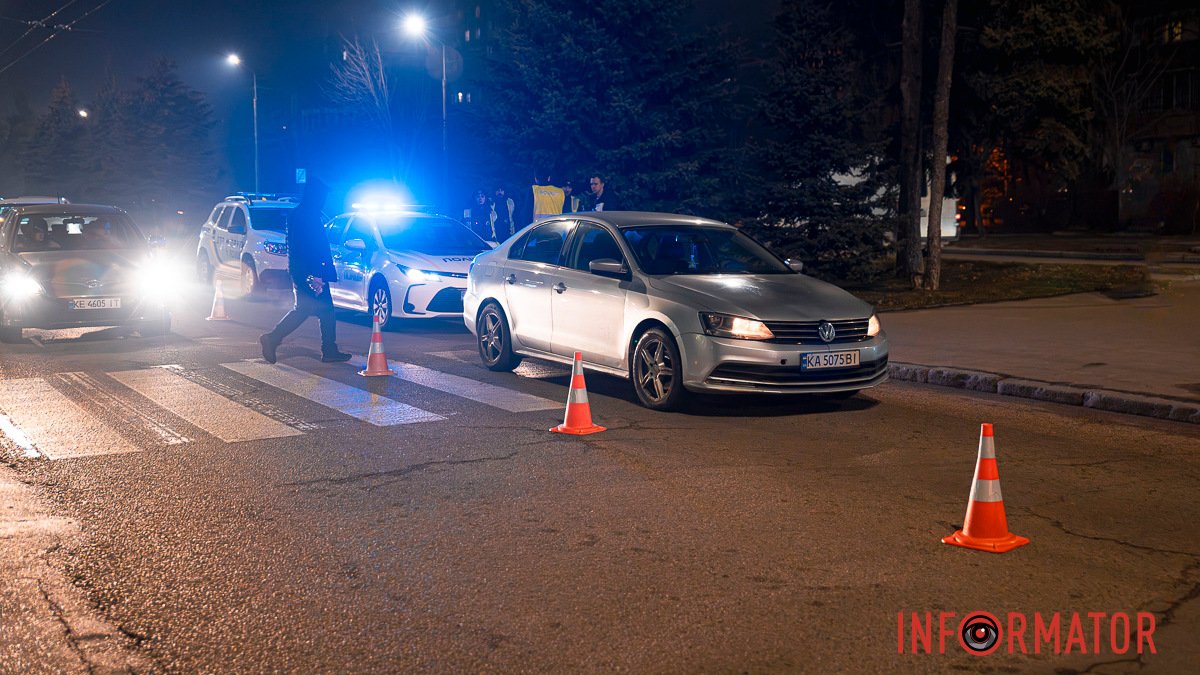 У Дніпрі на проспекті Науки Volkswagen збив жінку на пішохідному переході: потерпілу забрали в лікарню