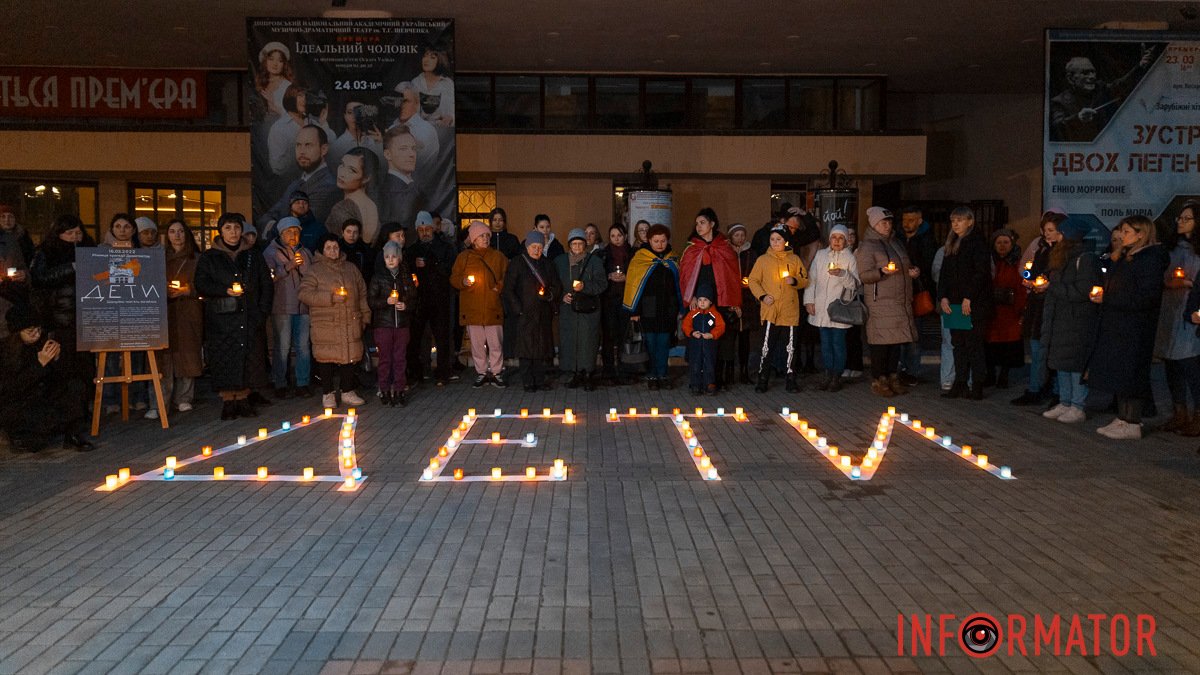 В Днепре на Воскресенской почтили память погибших в Мариупольском драмтеатре