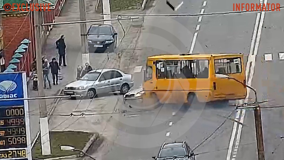 Відео моменту: у Дніпрі на Марії Лисиченко Skoda та автобус №107 зіштовхнулись та протаранили Daewoo