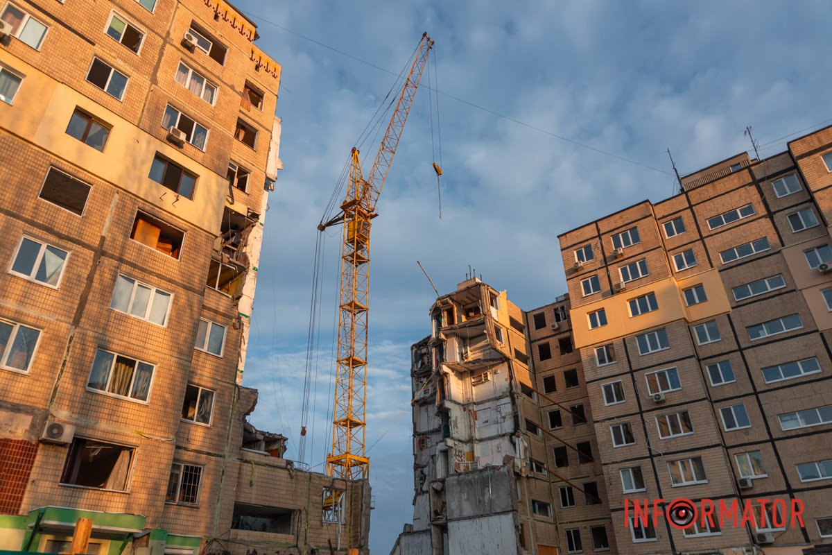 В Днепре на Победе начали разбирать части здания, разрушенного российской  ракетой Х-22