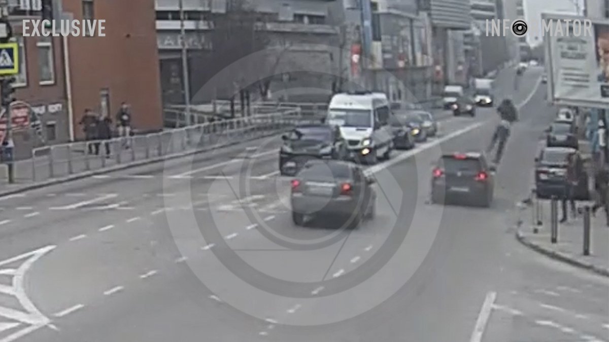 Відео моменту ДТП: у Дніпрі біля ТЦ «Новий Центр» Volkswagen на смерть збив чоловіка, його підкинуло у повітря