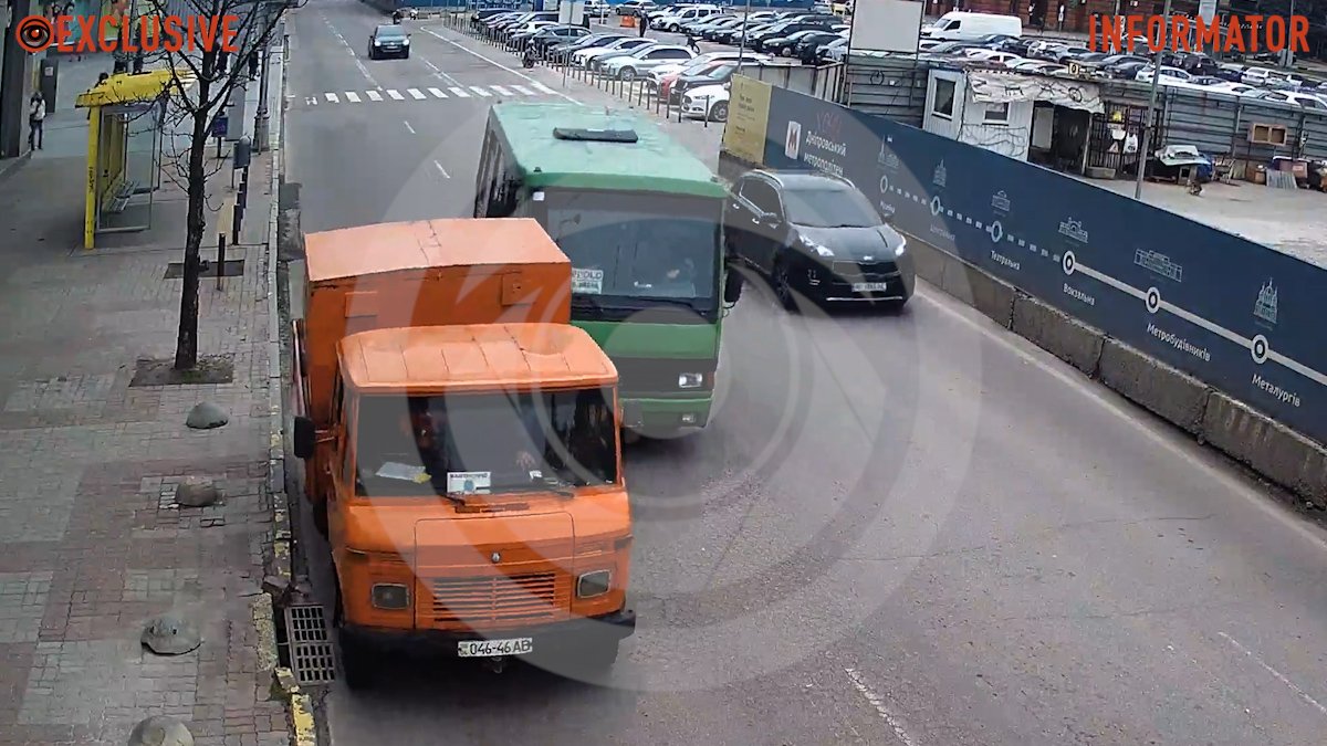 В Днепре возле ЦУМа автобус №113 врезался в грузовой Mercedes: видео момента ДТП