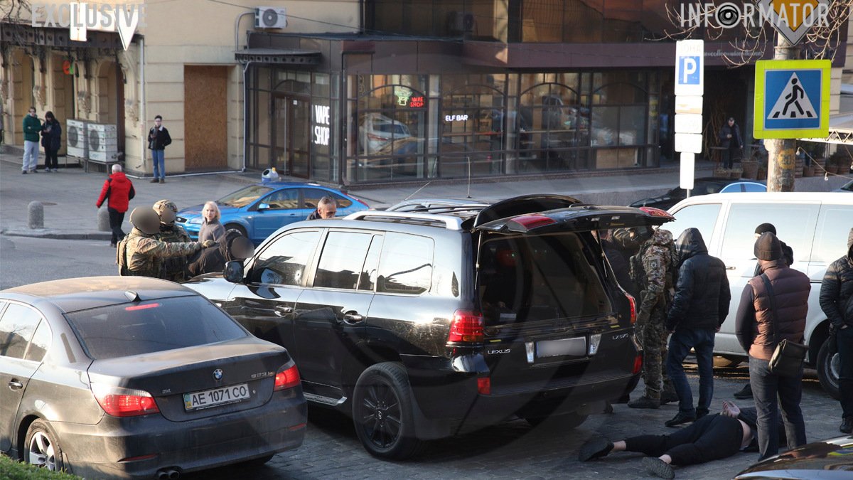 В Днепре на проспекте Яворницкого проходит задержание: образовалась пробка