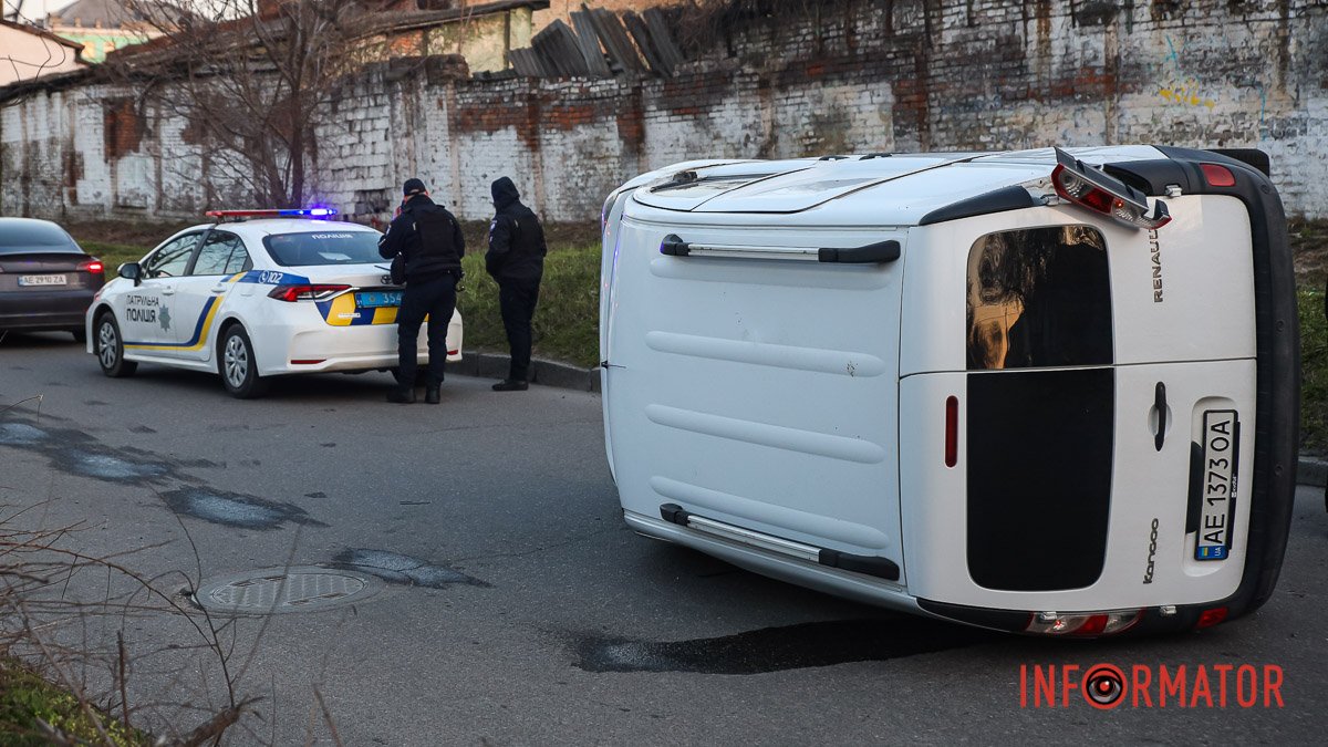 У Дніпрі на вулиці Оксанченка Renault зіткнувся з Subaru та перекинувся: рух ускладнений