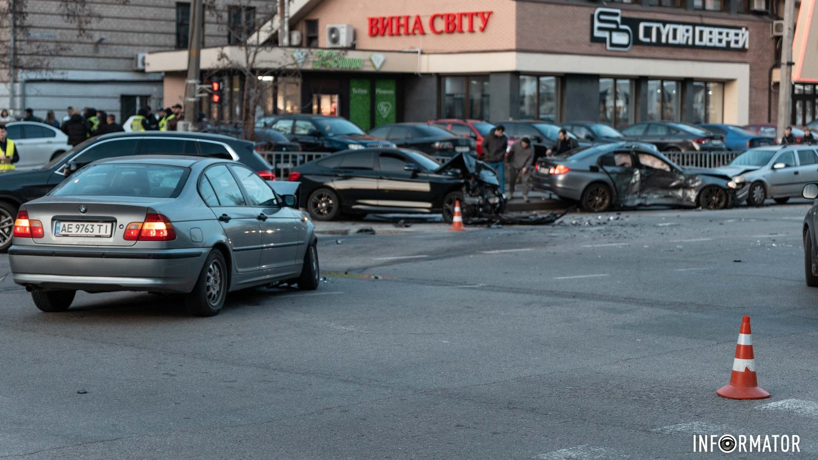 У центрі Дніпра на Володимира Великого зіткнулись три BMW та Opel: відео моменту аварії