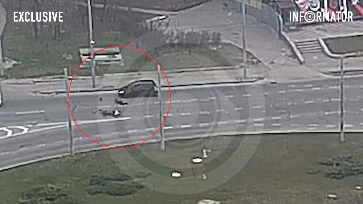 В Днепре на кольце на Победе Opel сбил 54-летнего мужчину на мотороллере: видео момента
