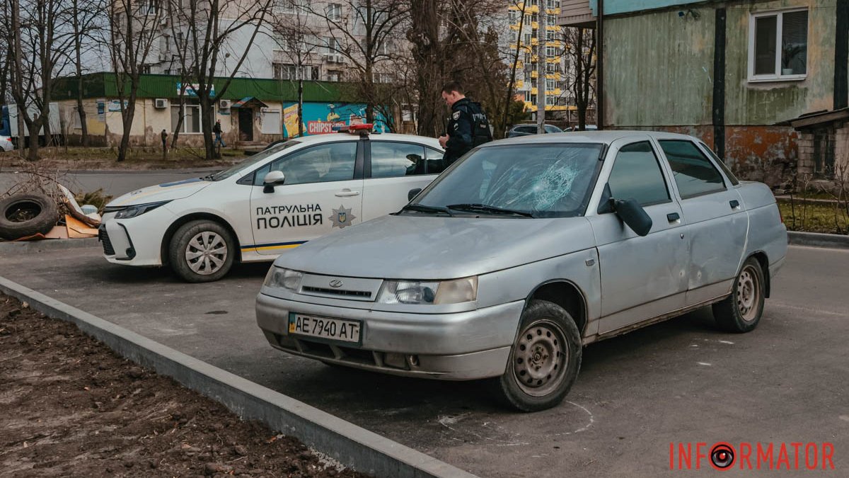 На Калиновой в Днепре ВАЗ сбил женщину на тротуаре и уехал с места происшествия: машину нашли