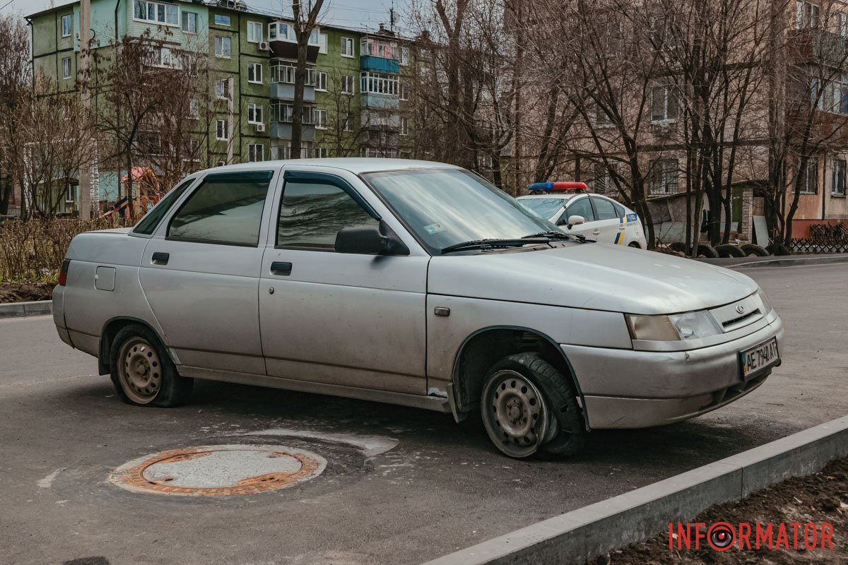 На Калиновой в Днепре ВАЗ сбил женщину на тротуаре и уехал с места  происшествия: машину нашли. Читайте на UKR.NET