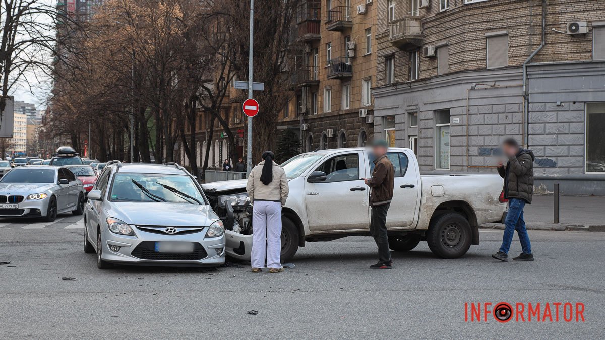 В Днепре на Сечеславской Набережной Hyundai столкнулся с Toyota: движение затруднено